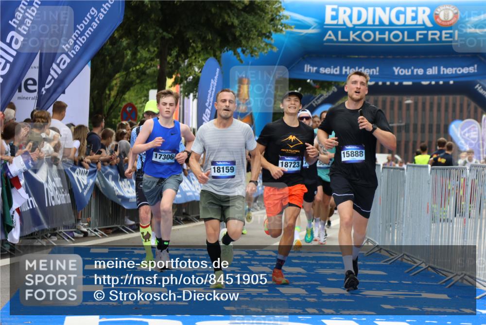 29.06.2025 - hella hamburg halbmarathon Strokosch-Dieckow http://msf.ph/oto/8451905 29.06.2025 10:37:22 Ziel 2767, 5003, 5042, 6047, 9017, 9914, 12739, 12900, 13372, 13854, 14387, 14459, 15888, 17306, 18159, 18723, 18824 meine-sportfotos.de