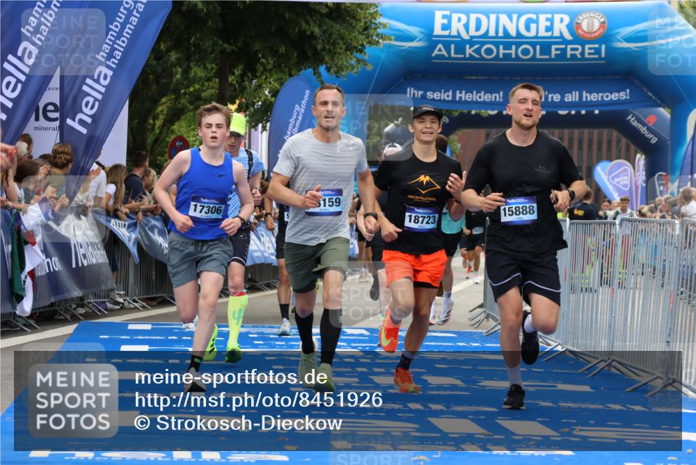 29.06.2025 - hella hamburg halbmarathon Strokosch-Dieckow http://msf.ph/oto/8451926 29.06.2025 10:37:23 Ziel 2767, 5003, 5042, 6047, 9017, 9914, 12739, 12900, 13372, 13854, 14387, 14459, 15888, 17306, 18159, 18723, 18824 meine-sportfotos.de