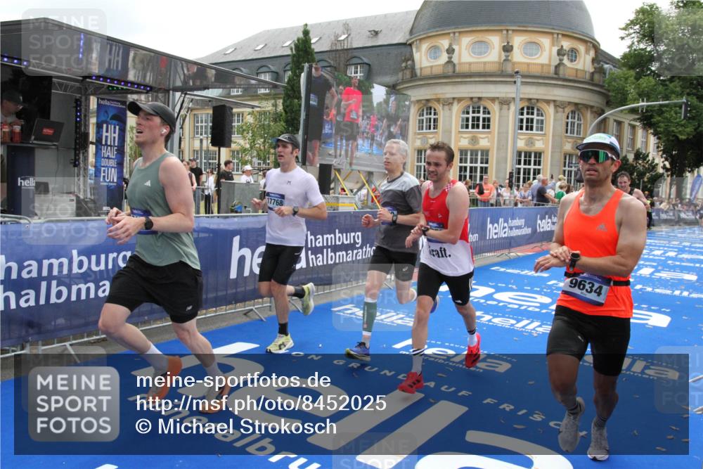 29.06.2025 - hella hamburg halbmarathon Michael Strokosch http://msf.ph/oto/8452025 29.06.2025 10:30:09 Ziel 1758, 2689, 3189, 8190, 9634, 10270, 12308, 15507, 17768 meine-sportfotos.de