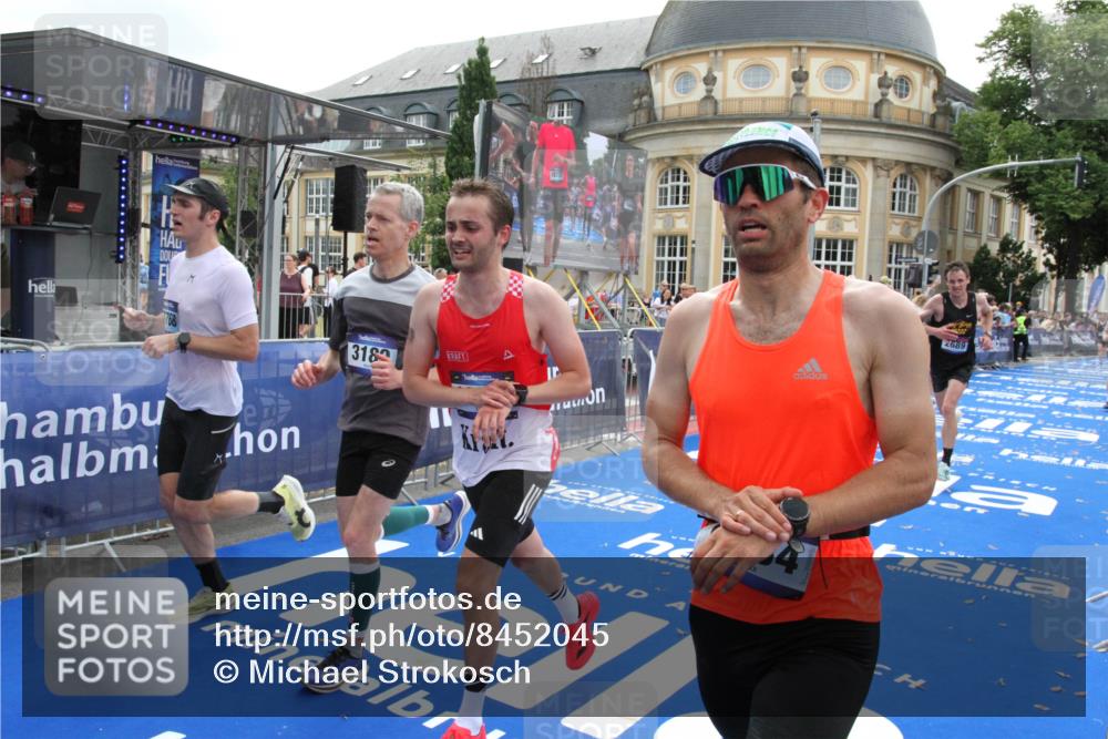 29.06.2025 - hella hamburg halbmarathon Michael Strokosch http://msf.ph/oto/8452045 29.06.2025 10:30:09 Ziel 1758, 2689, 3189, 8190, 9634, 10270, 12308, 15507, 17768 meine-sportfotos.de
