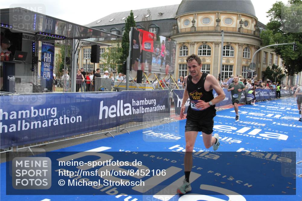 29.06.2025 - hella hamburg halbmarathon Michael Strokosch http://msf.ph/oto/8452106 29.06.2025 10:30:10 Ziel 1758, 2689, 3189, 8190, 8323, 9634, 10270, 12308, 15507, 17768 meine-sportfotos.de