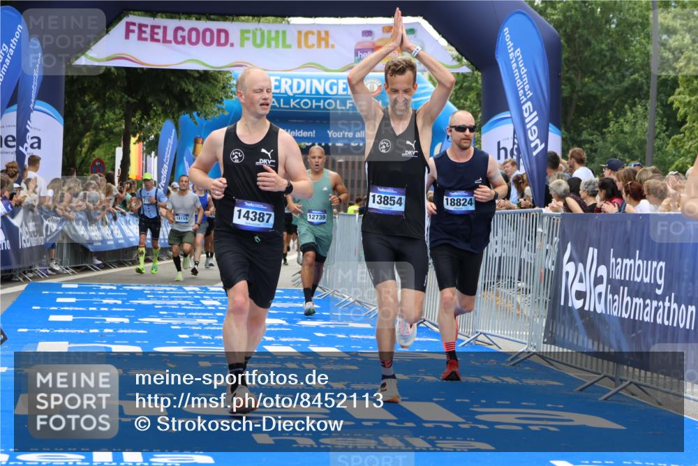 29.06.2025 - hella hamburg halbmarathon Strokosch-Dieckow http://msf.ph/oto/8452113 29.06.2025 10:37:19 Ziel 2767, 4860, 5003, 9017, 12739, 12900, 13372, 13854, 14387, 14459, 15888, 17137, 17306, 17726, 18159, 18723, 18824 meine-sportfotos.de