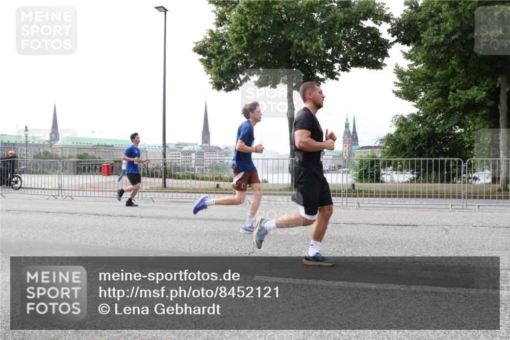 29.06.2025 - hella hamburg halbmarathon Lena Gebhardt http://msf.ph/oto/8452121 29.06.2025 10:30:59 Lombardsbrücke 1059, 1472, 1647, 1773, 1979, 2097, 2268, 2414, 2505, 2569, 2754, 2755, 3131, 3281, 4198, 4561, 4817, 5437, 5943, 6057, 6195, 6344, 6556, 6620, 6787, 7071, 7120, 7351, 8050, 8072, 8073, 8757, 9576, 9830, 10989, 11981, 11984, 11988, 12384, 12460, 12461, 12627, 14095, 14216, 14803, 15299, 15466, 15589, 15757, 16457, 16791, 17224, 17463, 17509, 17587, 17742, 17966, 18362, 18795, 18860, 19052, 19226 meine-sportfotos.de