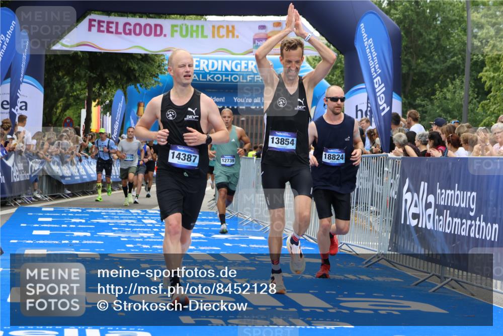 29.06.2025 - hella hamburg halbmarathon Strokosch-Dieckow http://msf.ph/oto/8452128 29.06.2025 10:37:19 Ziel 2767, 4860, 5003, 9017, 12739, 12900, 13372, 13854, 14387, 14459, 15888, 17137, 17306, 17726, 18159, 18723, 18824 meine-sportfotos.de