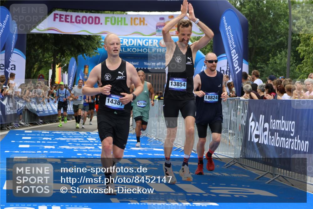 29.06.2025 - hella hamburg halbmarathon Strokosch-Dieckow http://msf.ph/oto/8452147 29.06.2025 10:37:19 Ziel 2767, 4860, 5003, 9017, 12739, 12900, 13372, 13854, 14387, 14459, 15888, 17137, 17306, 17726, 18159, 18723, 18824 meine-sportfotos.de