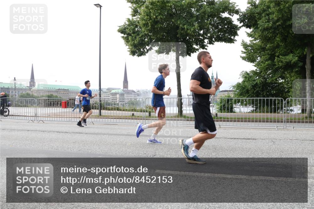 29.06.2025 - hella hamburg halbmarathon Lena Gebhardt http://msf.ph/oto/8452153 29.06.2025 10:30:59 Lombardsbrücke 1059, 1472, 1647, 1773, 1979, 2097, 2268, 2414, 2505, 2569, 2754, 2755, 3131, 3281, 4198, 4561, 4817, 5437, 5943, 6057, 6195, 6344, 6556, 6620, 6787, 7071, 7120, 7351, 8050, 8072, 8073, 8757, 9576, 9830, 10989, 11981, 11984, 11988, 12384, 12460, 12461, 12627, 14095, 14216, 14803, 15299, 15466, 15589, 15757, 16457, 16791, 17224, 17463, 17509, 17587, 17742, 17966, 18362, 18795, 18860, 19052, 19226 meine-sportfotos.de