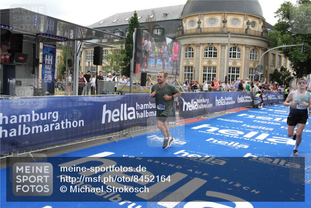 29.06.2025 - hella hamburg halbmarathon Michael Strokosch http://msf.ph/oto/8452164 29.06.2025 10:30:12 Ziel 1758, 2689, 8323, 12308, 15507 meine-sportfotos.de