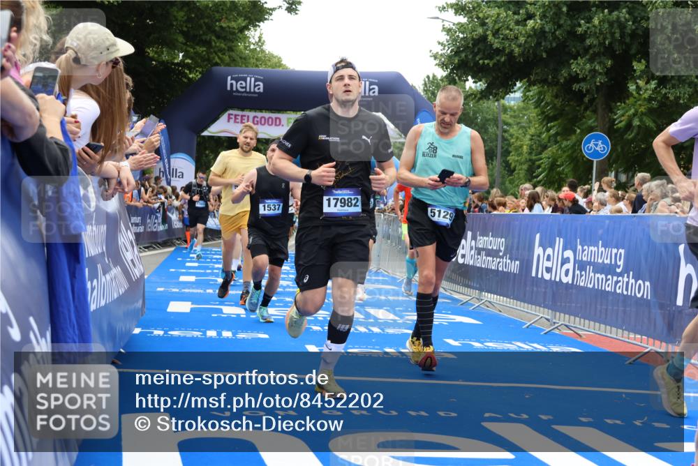 29.06.2025 - hella hamburg halbmarathon Strokosch-Dieckow http://msf.ph/oto/8452202 29.06.2025 10:48:20 Ziel 1537, 3747, 5129, 5362, 5528, 6081, 6923, 7367, 7599, 8216, 8916, 9262, 9770, 11211, 11451, 11467, 12549, 12840, 14797, 14990, 15629, 15735, 17745, 17855, 17982, 18790, 18923, 18963, 19127 meine-sportfotos.de