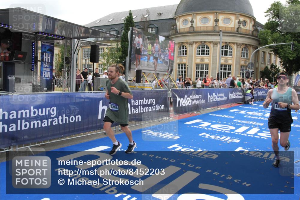 29.06.2025 - hella hamburg halbmarathon Michael Strokosch http://msf.ph/oto/8452203 29.06.2025 10:30:12 Ziel 1758, 2689, 8323, 12308, 15507 meine-sportfotos.de