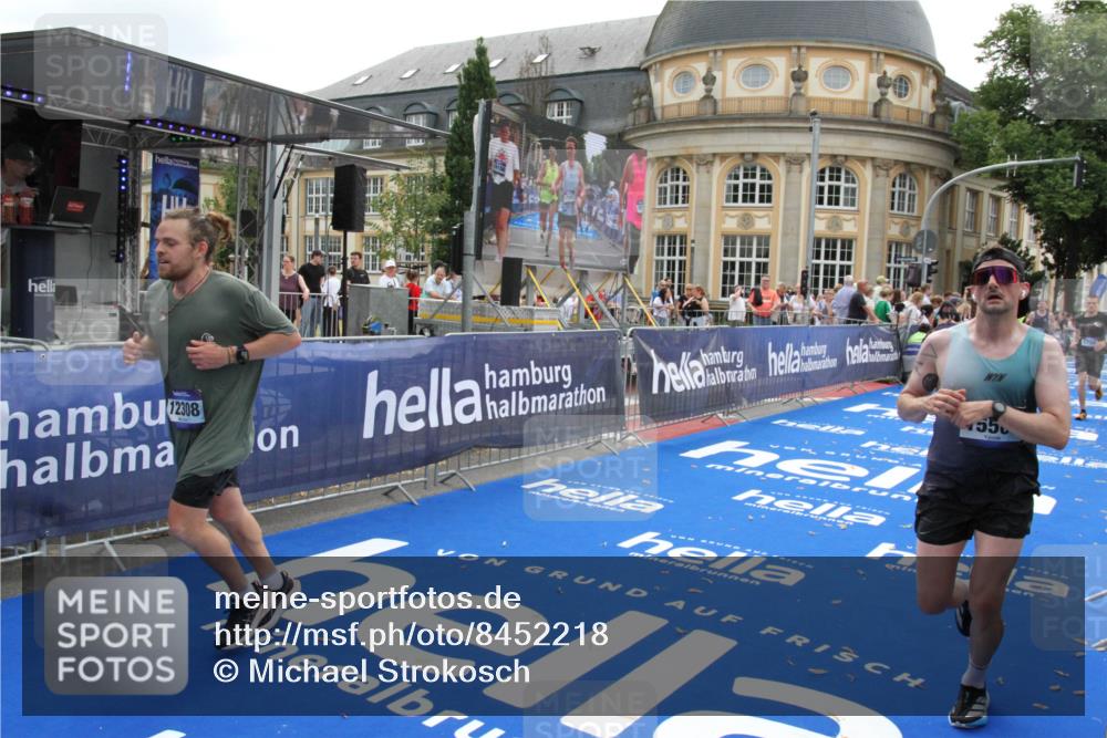 29.06.2025 - hella hamburg halbmarathon Michael Strokosch http://msf.ph/oto/8452218 29.06.2025 10:30:12 Ziel 1758, 2689, 8323, 12308, 15507 meine-sportfotos.de