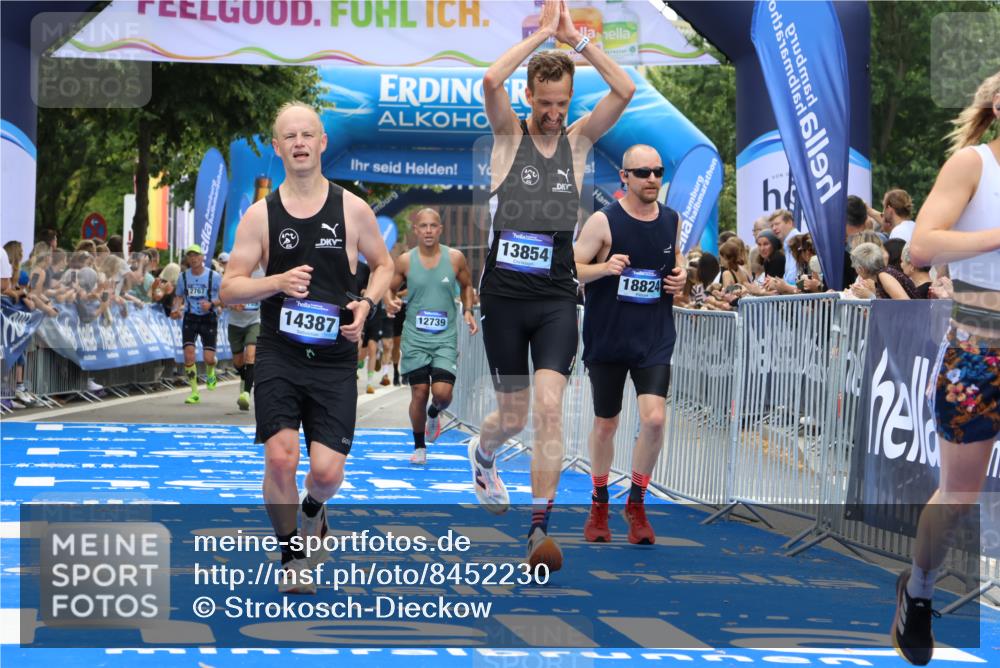 29.06.2025 - hella hamburg halbmarathon Strokosch-Dieckow http://msf.ph/oto/8452230 29.06.2025 10:37:18 Ziel 2767, 4860, 5003, 10190, 12739, 12900, 13854, 14387, 14459, 15178, 15888, 17137, 17306, 17726, 18159, 18723, 18824 meine-sportfotos.de