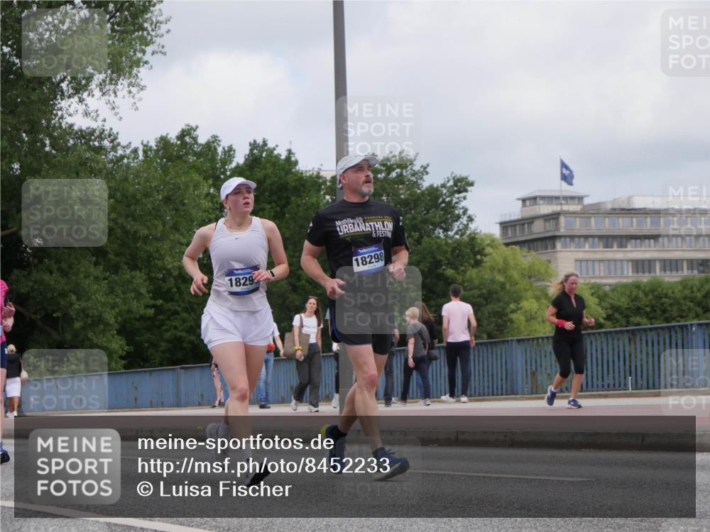 29.06.2025 - hella hamburg halbmarathon Luisa Fischer http://msf.ph/oto/8452233 29.06.2025 10:33:11 Kennedybrücke 1829, 2012, 18298, 1063, 1230, 1661, 2901, 3573, 4575, 6598, 8048, 10880 meine-sportfotos.de