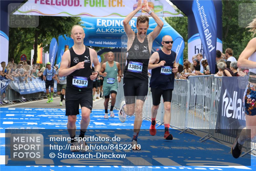 29.06.2025 - hella hamburg halbmarathon Strokosch-Dieckow http://msf.ph/oto/8452249 29.06.2025 10:37:18 Ziel 2767, 4860, 5003, 10190, 12739, 12900, 13854, 14387, 14459, 15178, 15888, 17137, 17306, 17726, 18159, 18723, 18824 meine-sportfotos.de