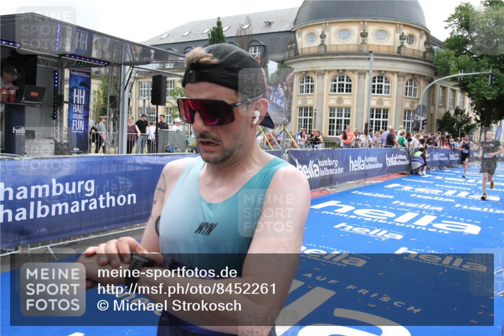 29.06.2025 - hella hamburg halbmarathon Michael Strokosch http://msf.ph/oto/8452261 29.06.2025 10:30:13 Ziel 1758, 8323, 12308, 15507 meine-sportfotos.de