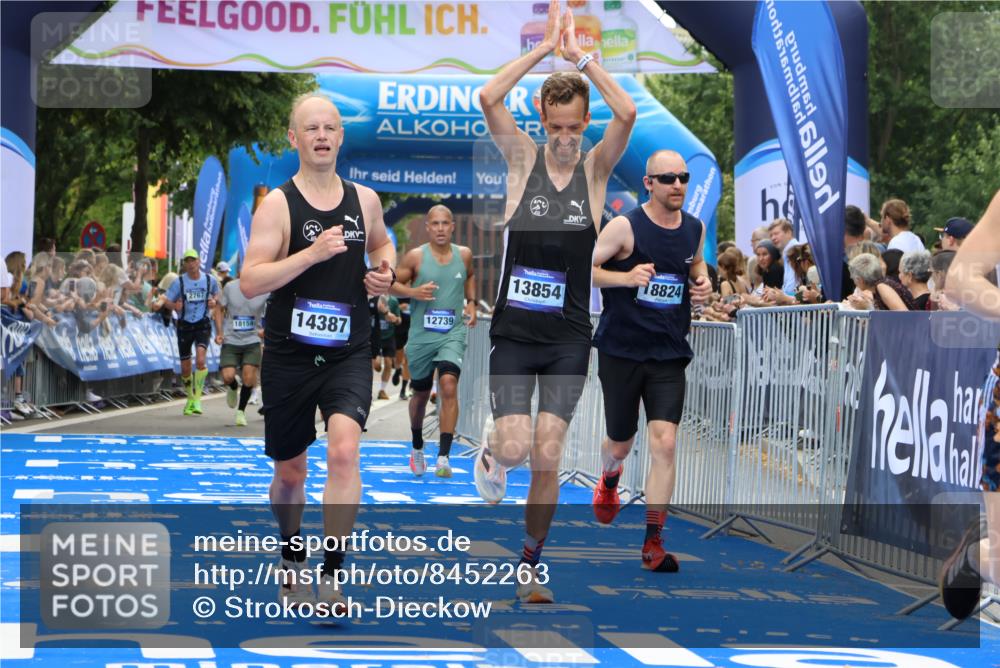 29.06.2025 - hella hamburg halbmarathon Strokosch-Dieckow http://msf.ph/oto/8452263 29.06.2025 10:37:18 Ziel 2767, 4860, 5003, 10190, 12739, 12900, 13854, 14387, 14459, 15178, 15888, 17137, 17306, 17726, 18159, 18723, 18824 meine-sportfotos.de