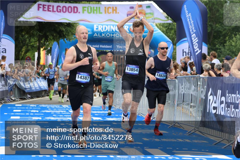 29.06.2025 - hella hamburg halbmarathon Strokosch-Dieckow http://msf.ph/oto/8452278 29.06.2025 10:37:18 Ziel 2767, 4860, 5003, 10190, 12739, 12900, 13854, 14387, 14459, 15178, 15888, 17137, 17306, 17726, 18159, 18723, 18824 meine-sportfotos.de
