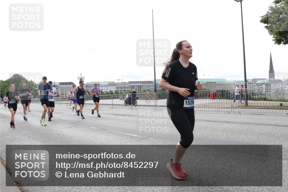 29.06.2025 - hella hamburg halbmarathon Lena Gebhardt http://msf.ph/oto/8452297 29.06.2025 10:31:00 Lombardsbrücke 9576, 2097, 10989, 123, 1529, 1059, 1292, 1472, 1647, 1773, 1979, 2097, 2268, 2414, 2505, 2569, 2754, 2755, 2914, 3131, 3281, 4198, 4561, 4817, 5437, 5943, 6057, 6195, 6344, 6556, 6620, 6787, 7071, 7120, 7351, 7604, 8050, 8072, 8073, 8757, 9576, 9830, 10111, 10989, 11981, 11984, 11988, 12384, 12460, 12461, 12627, 14095, 14216, 14349, 14803, 15299, 15466, 15589, 15757, 16457, 16791, 17224, 17463, 17509, 17587, 17742, 17966, 18362, 18795, 18860, 19052, 19226 meine-sportfotos.de