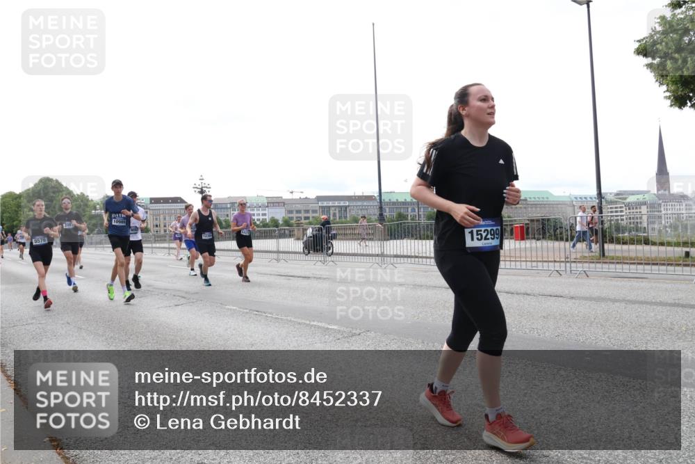 29.06.2025 - hella hamburg halbmarathon Lena Gebhardt http://msf.ph/oto/8452337 29.06.2025 10:31:00 Lombardsbrücke 9576, 2097, 10989, 12384, 15299, 1059, 1292, 1472, 1647, 1773, 1979, 2097, 2268, 2414, 2505, 2569, 2754, 2755, 2914, 3131, 3281, 4198, 4561, 4817, 5437, 5943, 6057, 6195, 6344, 6556, 6620, 6787, 7071, 7120, 7351, 7604, 8050, 8072, 8073, 8757, 9576, 9830, 10111, 10989, 11981, 11984, 11988, 12384, 12460, 12461, 12627, 14095, 14216, 14349, 14803, 15299, 15466, 15589, 15757, 16457, 16791, 17224, 17463, 17509, 17587, 17742, 17966, 18362, 18795, 18860, 19052, 19226 meine-sportfotos.de