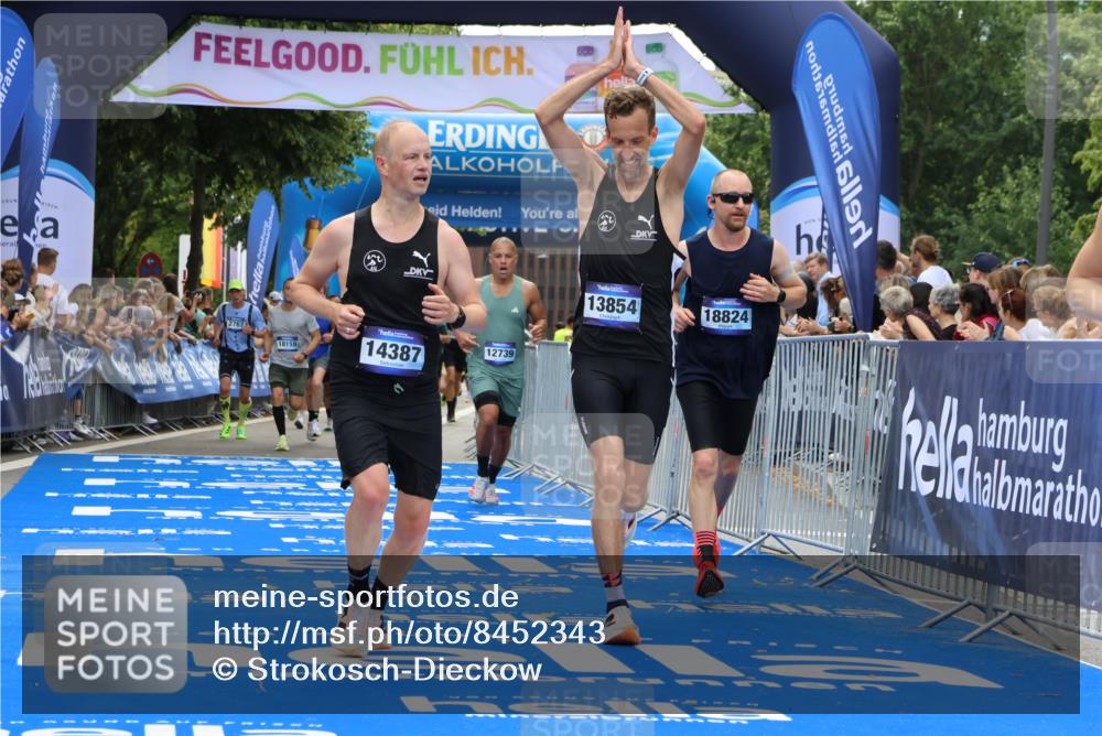 29.06.2025 - hella hamburg halbmarathon Strokosch-Dieckow http://msf.ph/oto/8452343 29.06.2025 10:37:19 Ziel 2767, 4860, 5003, 9017, 12739, 12900, 13372, 13854, 14387, 14459, 15888, 17137, 17306, 17726, 18159, 18723, 18824 meine-sportfotos.de