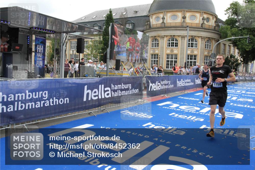 29.06.2025 - hella hamburg halbmarathon Michael Strokosch http://msf.ph/oto/8452362 29.06.2025 10:30:15 Ziel 1758, 8323 meine-sportfotos.de