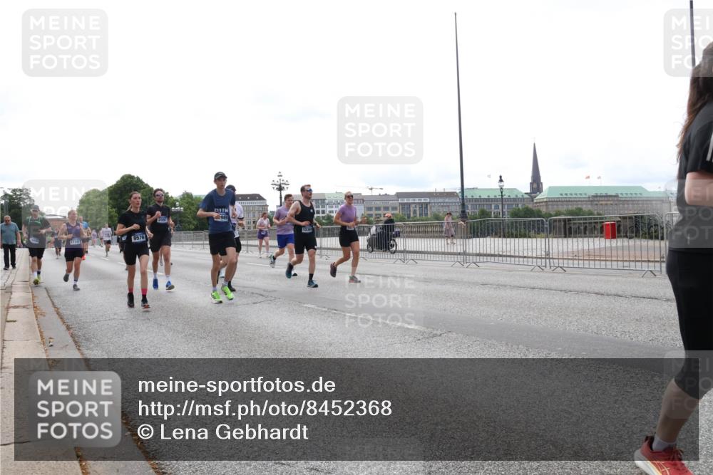 29.06.2025 - hella hamburg halbmarathon Lena Gebhardt http://msf.ph/oto/8452368 29.06.2025 10:31:00 Lombardsbrücke 17742, 9576, 2097, 989, 12384, 1059, 1292, 1472, 1647, 1773, 1979, 2097, 2268, 2414, 2505, 2569, 2754, 2755, 2914, 3131, 3281, 4198, 4561, 4817, 5437, 5943, 6057, 6195, 6344, 6556, 6620, 6787, 7071, 7120, 7351, 7604, 8050, 8072, 8073, 8757, 9576, 9830, 10111, 10989, 11981, 11984, 11988, 12384, 12460, 12461, 12627, 14095, 14216, 14349, 14803, 15299, 15466, 15589, 15757, 16457, 16791, 17224, 17463, 17509, 17587, 17742, 17966, 18362, 18795, 18860, 19052, 19226 meine-sportfotos.de