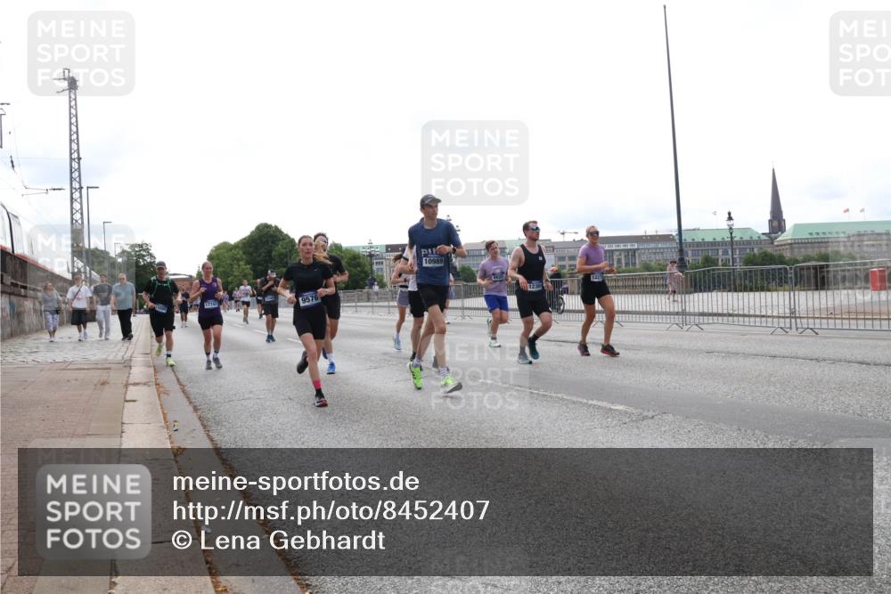 29.06.2025 - hella hamburg halbmarathon Lena Gebhardt http://msf.ph/oto/8452407 29.06.2025 10:31:01 Lombardsbrücke 17742, 9576, 10989, 1059, 1292, 1472, 1647, 1773, 1979, 2097, 2268, 2414, 2505, 2569, 2754, 2755, 2914, 3131, 3281, 4198, 4561, 4817, 5437, 5943, 6057, 6195, 6344, 6556, 6620, 6787, 7071, 7120, 7351, 7604, 8050, 8072, 8073, 8757, 9576, 9830, 10111, 10989, 11981, 11984, 11988, 12384, 12627, 14095, 14216, 14349, 14803, 15299, 15466, 15589, 15757, 16457, 16791, 17224, 17463, 17509, 17587, 17742, 17966, 18362, 18795, 18860, 19052, 19226 meine-sportfotos.de