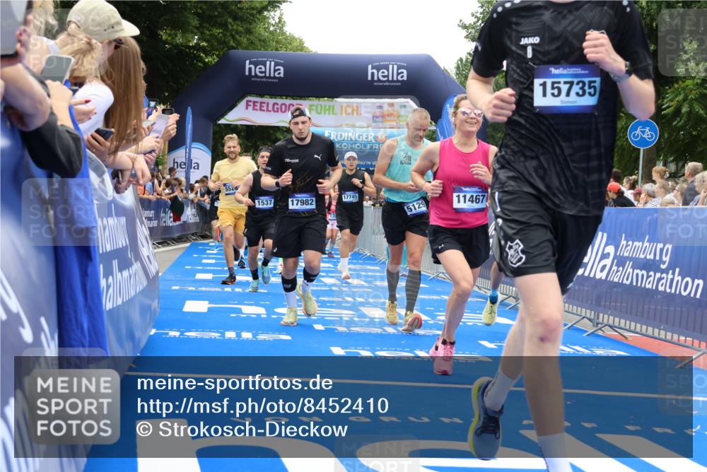 29.06.2025 - hella hamburg halbmarathon Strokosch-Dieckow http://msf.ph/oto/8452410 29.06.2025 10:48:19 Ziel 1537, 3747, 5129, 5362, 5528, 6081, 6923, 7367, 7599, 8216, 8916, 9262, 9770, 11211, 11467, 12549, 12840, 14797, 15629, 15735, 17745, 17855, 17982, 18790, 18923, 18963, 19127 meine-sportfotos.de