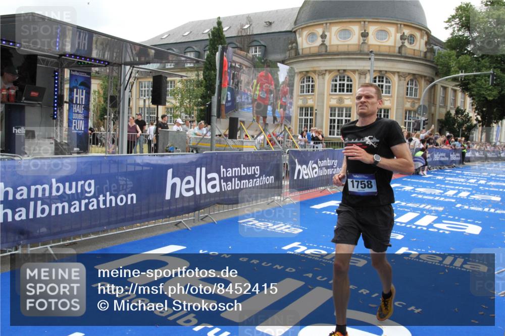 29.06.2025 - hella hamburg halbmarathon Michael Strokosch http://msf.ph/oto/8452415 29.06.2025 10:30:16 Ziel 1758, 8323, 12691 meine-sportfotos.de