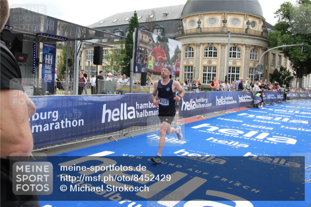 29.06.2025 - hella hamburg halbmarathon Michael Strokosch http://msf.ph/oto/8452429 29.06.2025 10:30:16 Ziel 1758, 8323, 12691 meine-sportfotos.de