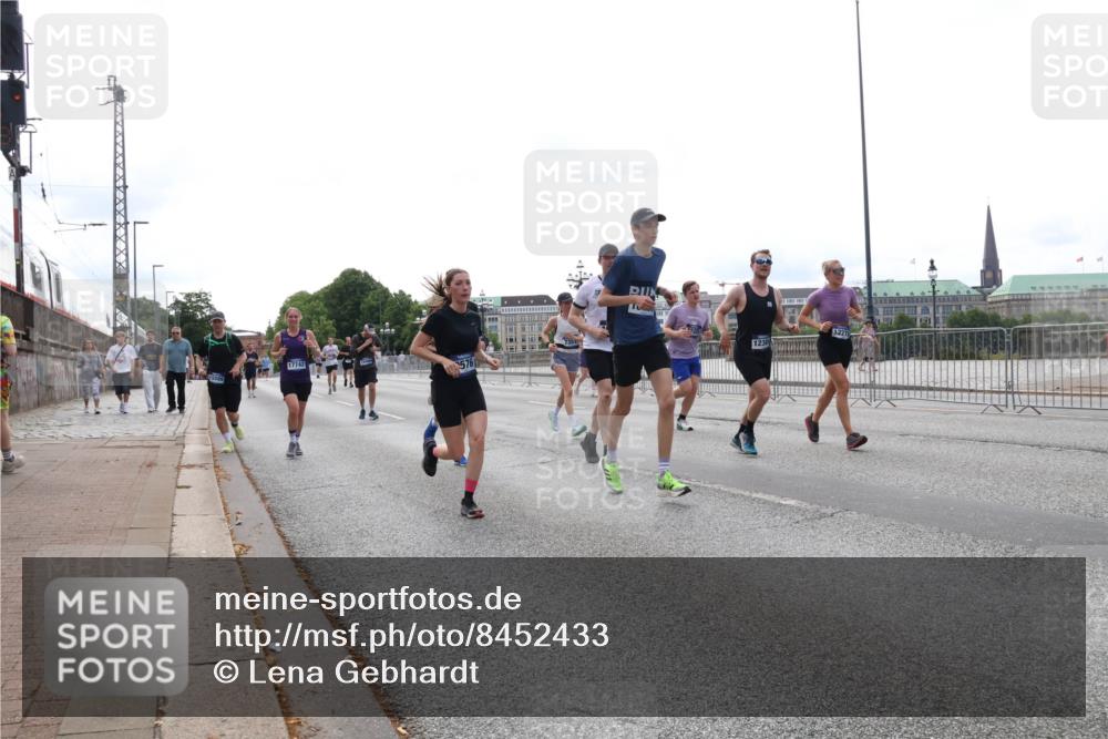29.06.2025 - hella hamburg halbmarathon Lena Gebhardt http://msf.ph/oto/8452433 29.06.2025 10:31:01 Lombardsbrücke 17742, 576, 1239, 1059, 1292, 1472, 1647, 1773, 1979, 2097, 2268, 2414, 2505, 2569, 2754, 2755, 2914, 3131, 3281, 4198, 4561, 4817, 5437, 5943, 6057, 6195, 6344, 6556, 6620, 6787, 7071, 7120, 7351, 7604, 8050, 8072, 8073, 8757, 9576, 9830, 10111, 10989, 11981, 11984, 11988, 12384, 12627, 14095, 14216, 14349, 14803, 15299, 15466, 15589, 15757, 16457, 16791, 17224, 17463, 17509, 17587, 17742, 17966, 18362, 18795, 18860, 19052, 19226 meine-sportfotos.de