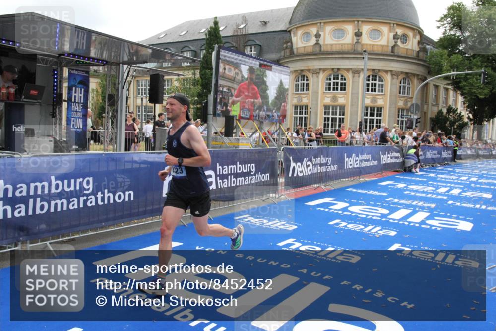 29.06.2025 - hella hamburg halbmarathon Michael Strokosch http://msf.ph/oto/8452452 29.06.2025 10:30:17 Ziel 1758, 8323, 10173, 12691 meine-sportfotos.de