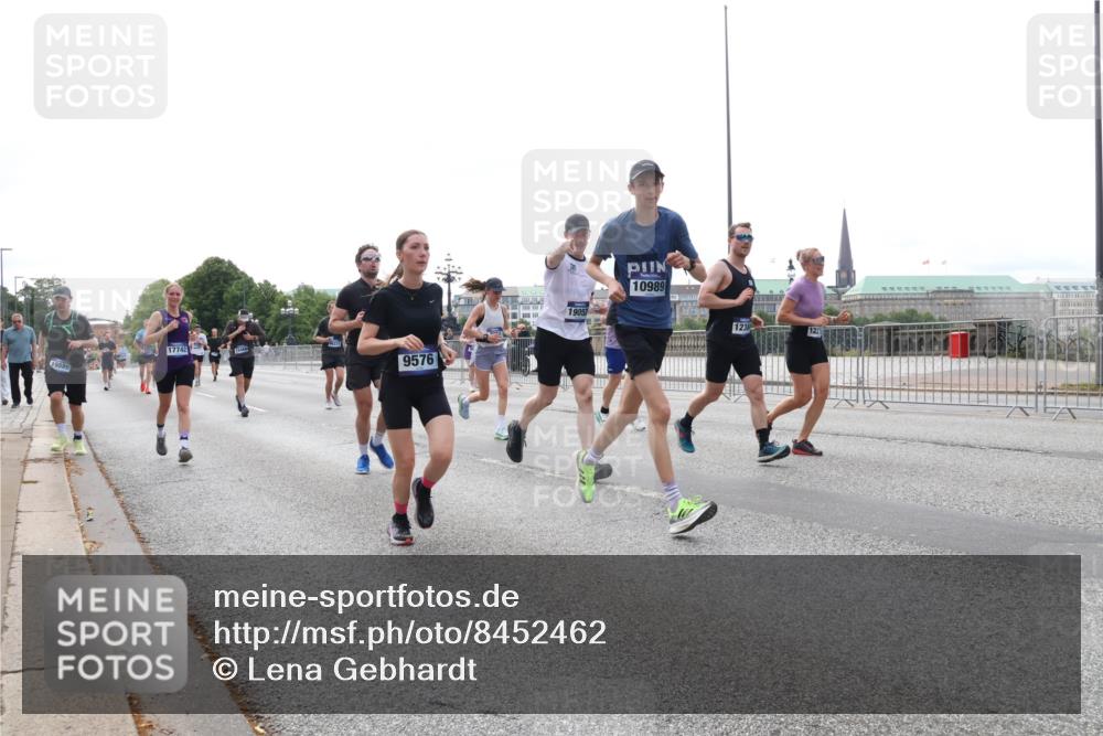 29.06.2025 - hella hamburg halbmarathon Lena Gebhardt http://msf.ph/oto/8452462 29.06.2025 10:31:02 Lombardsbrücke 15589, 17742, 9576, 19052, 10989, 1059, 1292, 1472, 1773, 1979, 2097, 2268, 2414, 2505, 2569, 2754, 2755, 2914, 3131, 3281, 4198, 4561, 4817, 5437, 5943, 6057, 6195, 6344, 6556, 6620, 6787, 7071, 7120, 7351, 7604, 8050, 8072, 8073, 8757, 9576, 9830, 10111, 10989, 11981, 11984, 11988, 12384, 12627, 14095, 14216, 14349, 14803, 15299, 15466, 15589, 16457, 16791, 17224, 17463, 17509, 17587, 17742, 17966, 18362, 18795, 18860, 19052, 19226 meine-sportfotos.de