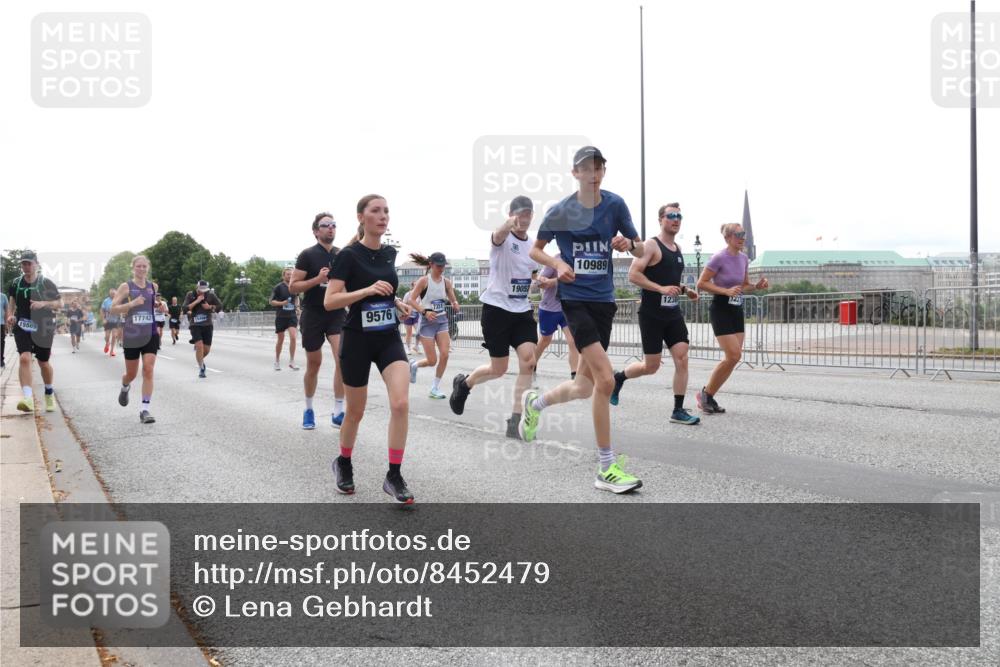 29.06.2025 - hella hamburg halbmarathon Lena Gebhardt http://msf.ph/oto/8452479 29.06.2025 10:31:02 Lombardsbrücke 15589, 3509, 17742, 9576, 19052, 10989, 123, 1059, 1292, 1472, 1773, 1979, 2097, 2268, 2414, 2505, 2569, 2754, 2755, 2914, 3131, 3281, 4198, 4561, 4817, 5437, 5943, 6057, 6195, 6344, 6556, 6620, 6787, 7071, 7120, 7351, 7604, 8050, 8072, 8073, 8757, 9576, 9830, 10111, 10989, 11981, 11984, 11988, 12384, 12627, 14095, 14216, 14349, 14803, 15299, 15466, 15589, 16457, 16791, 17224, 17463, 17509, 17587, 17742, 17966, 18362, 18795, 18860, 19052, 19226 meine-sportfotos.de