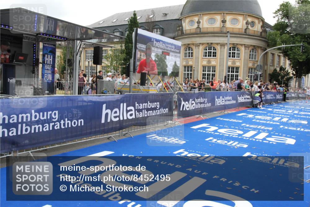 29.06.2025 - hella hamburg halbmarathon Michael Strokosch http://msf.ph/oto/8452495 29.06.2025 10:30:17 Ziel 1758, 8323, 10173, 12691 meine-sportfotos.de