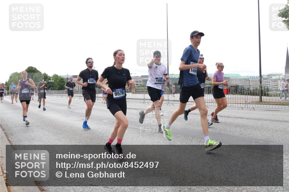 29.06.2025 - hella hamburg halbmarathon Lena Gebhardt http://msf.ph/oto/8452497 29.06.2025 10:31:02 Lombardsbrücke 17742, 2097, 9576, 19052, 1098, 123, 122, 1059, 1292, 1472, 1773, 1979, 2097, 2268, 2414, 2505, 2569, 2754, 2755, 2914, 3131, 3281, 4198, 4561, 4817, 5437, 5943, 6057, 6195, 6344, 6556, 6620, 6787, 7071, 7120, 7351, 7604, 8050, 8072, 8073, 8757, 9576, 9830, 10111, 10989, 11981, 11984, 11988, 12384, 12627, 14095, 14216, 14349, 14803, 15299, 15466, 15589, 16457, 16791, 17224, 17463, 17509, 17587, 17742, 17966, 18362, 18795, 18860, 19052, 19226 meine-sportfotos.de