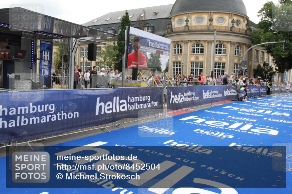 29.06.2025 - hella hamburg halbmarathon Michael Strokosch http://msf.ph/oto/8452504 29.06.2025 10:30:18 Ziel 1758, 8323, 10173, 12691 meine-sportfotos.de