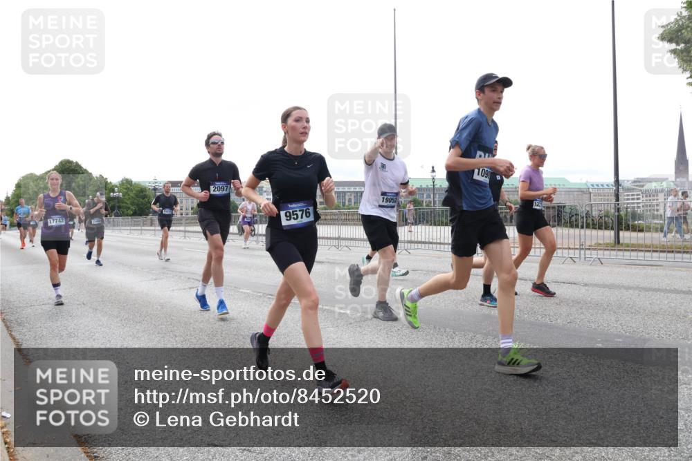 29.06.2025 - hella hamburg halbmarathon Lena Gebhardt http://msf.ph/oto/8452520 29.06.2025 10:31:02 Lombardsbrücke 17742, 1541, 2097, 9576, 19052, 1098, 1059, 1292, 1472, 1773, 1979, 2097, 2268, 2414, 2505, 2569, 2754, 2755, 2914, 3131, 3281, 4198, 4561, 4817, 5437, 5943, 6057, 6195, 6344, 6556, 6620, 6787, 7071, 7120, 7351, 7604, 8050, 8072, 8073, 8757, 9576, 9830, 10111, 10989, 11981, 11984, 11988, 12384, 12627, 14095, 14216, 14349, 14803, 15299, 15466, 15589, 16457, 16791, 17224, 17463, 17509, 17587, 17742, 17966, 18362, 18795, 18860, 19052, 19226 meine-sportfotos.de