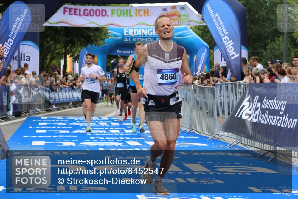 29.06.2025 - hella hamburg halbmarathon Strokosch-Dieckow http://msf.ph/oto/8452547 29.06.2025 10:37:14 Ziel 4860, 5003, 5923, 8362, 9178, 10190, 11423, 12900, 13854, 13972, 14387, 14459, 15178, 17137, 17726, 18824 meine-sportfotos.de