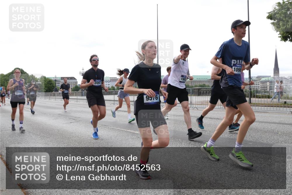 29.06.2025 - hella hamburg halbmarathon Lena Gebhardt http://msf.ph/oto/8452563 29.06.2025 10:31:02 Lombardsbrücke 17742, 15460, 2097, 9576, 1905, 1098, 1059, 1292, 1472, 1773, 1979, 2097, 2268, 2414, 2505, 2569, 2754, 2755, 2914, 3131, 3281, 4198, 4561, 4817, 5437, 5943, 6057, 6195, 6344, 6556, 6620, 6787, 7071, 7120, 7351, 7604, 8050, 8072, 8073, 8757, 9576, 9830, 10111, 10989, 11981, 11984, 11988, 12384, 12627, 14095, 14216, 14349, 14803, 15299, 15466, 15589, 16457, 16791, 17224, 17463, 17509, 17587, 17742, 17966, 18362, 18795, 18860, 19052, 19226 meine-sportfotos.de