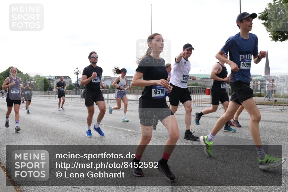 29.06.2025 - hella hamburg halbmarathon Lena Gebhardt http://msf.ph/oto/8452592 29.06.2025 10:31:02 Lombardsbrücke 17742, 2097, 9576, 1905, 123, 1098, 1059, 1292, 1472, 1773, 1979, 2097, 2268, 2414, 2505, 2569, 2754, 2755, 2914, 3131, 3281, 4198, 4561, 4817, 5437, 5943, 6057, 6195, 6344, 6556, 6620, 6787, 7071, 7120, 7351, 7604, 8050, 8072, 8073, 8757, 9576, 9830, 10111, 10989, 11981, 11984, 11988, 12384, 12627, 14095, 14216, 14349, 14803, 15299, 15466, 15589, 16457, 16791, 17224, 17463, 17509, 17587, 17742, 17966, 18362, 18795, 18860, 19052, 19226 meine-sportfotos.de