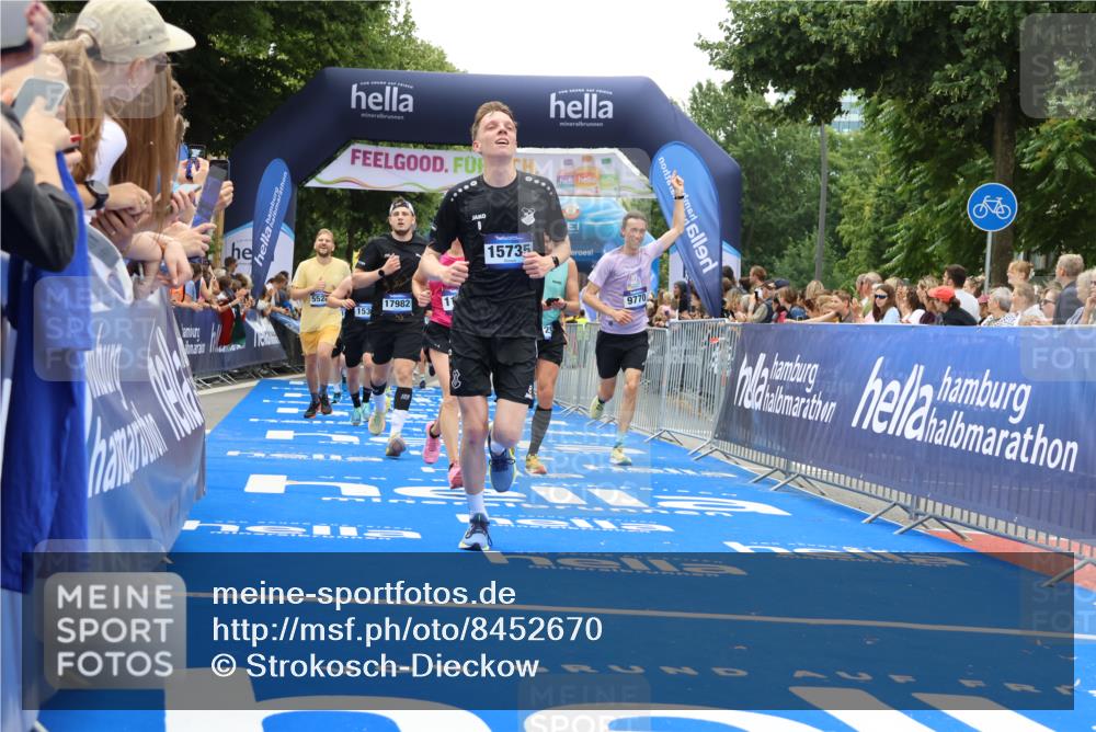 29.06.2025 - hella hamburg halbmarathon Strokosch-Dieckow http://msf.ph/oto/8452670 29.06.2025 10:48:18 Ziel 1537, 3747, 5129, 5362, 5528, 6081, 6923, 7367, 7599, 8216, 8916, 9262, 9770, 11211, 11467, 12549, 12685, 14797, 14814, 15590, 15629, 15735, 15981, 17745, 17982, 18790, 18923, 18963, 19127 meine-sportfotos.de