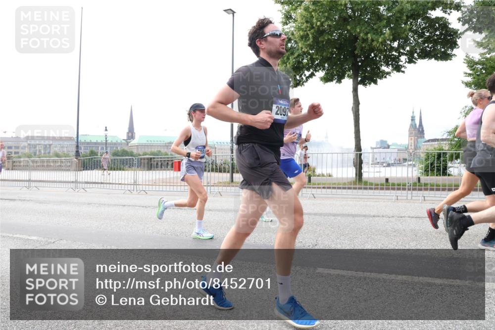 29.06.2025 - hella hamburg halbmarathon Lena Gebhardt http://msf.ph/oto/8452701 29.06.2025 10:31:04 Lombardsbrücke 351, 2097, 1059, 1292, 1472, 1773, 1979, 2097, 2268, 2414, 2505, 2569, 2914, 3131, 3281, 4198, 4561, 4817, 5437, 5943, 6057, 6195, 6556, 6620, 6787, 7071, 7120, 7351, 7604, 8050, 8072, 8073, 8757, 9576, 9830, 10111, 10989, 11981, 11984, 11988, 12384, 12627, 14095, 14216, 14349, 14803, 15299, 15466, 15589, 15725, 16457, 16791, 17224, 17463, 17509, 17587, 17742, 17966, 18362, 18795, 18860, 19052, 19226 meine-sportfotos.de