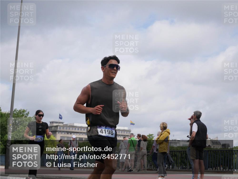 29.06.2025 - hella hamburg halbmarathon Luisa Fischer http://msf.ph/oto/8452771 29.06.2025 10:33:26 Kennedybrücke 6626, 4198, 3524, 4198, 4819, 6626, 10322 meine-sportfotos.de