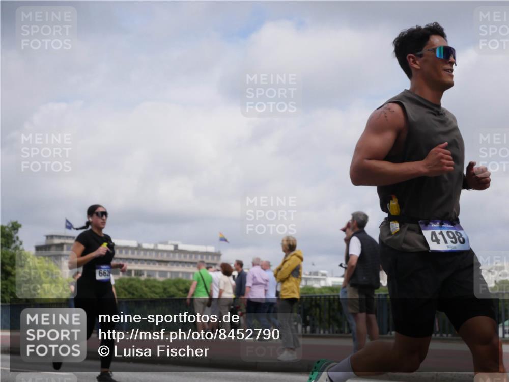 29.06.2025 - hella hamburg halbmarathon Luisa Fischer http://msf.ph/oto/8452790 29.06.2025 10:33:27 Kennedybrücke 662, 4198, 3524, 4198, 4819, 6626, 10322 meine-sportfotos.de