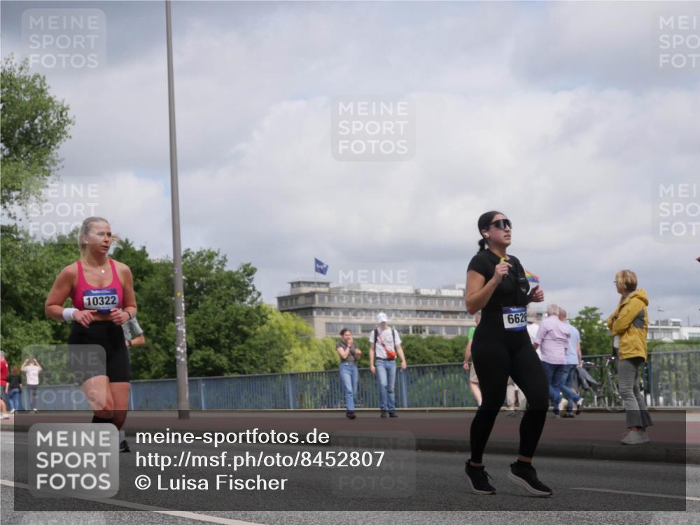 29.06.2025 - hella hamburg halbmarathon Luisa Fischer http://msf.ph/oto/8452807 29.06.2025 10:33:27 Kennedybrücke 10322, 6626, 3524, 4198, 4819, 6626, 10322 meine-sportfotos.de
