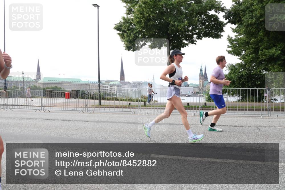 29.06.2025 - hella hamburg halbmarathon Lena Gebhardt http://msf.ph/oto/8452882 29.06.2025 10:31:04 Lombardsbrücke 1059, 1292, 1472, 1773, 1979, 2097, 2268, 2414, 2505, 2569, 2914, 3131, 3281, 4198, 4561, 4817, 5437, 5943, 6057, 6195, 6556, 6620, 6787, 7071, 7120, 7351, 7604, 8050, 8072, 8073, 8757, 9576, 9830, 10111, 10989, 11981, 11984, 11988, 12384, 12627, 14095, 14216, 14349, 14803, 15299, 15466, 15589, 15725, 16457, 16791, 17224, 17463, 17509, 17587, 17742, 17966, 18362, 18795, 18860, 19052, 19226 meine-sportfotos.de