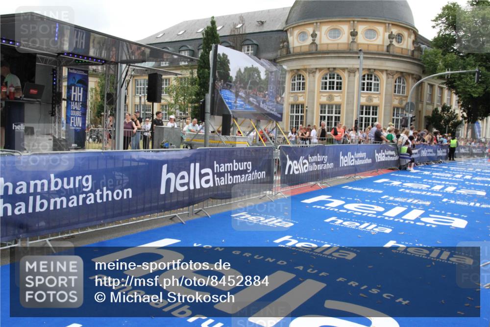 29.06.2025 - hella hamburg halbmarathon Michael Strokosch http://msf.ph/oto/8452884 29.06.2025 10:30:26 Ziel 10173 meine-sportfotos.de
