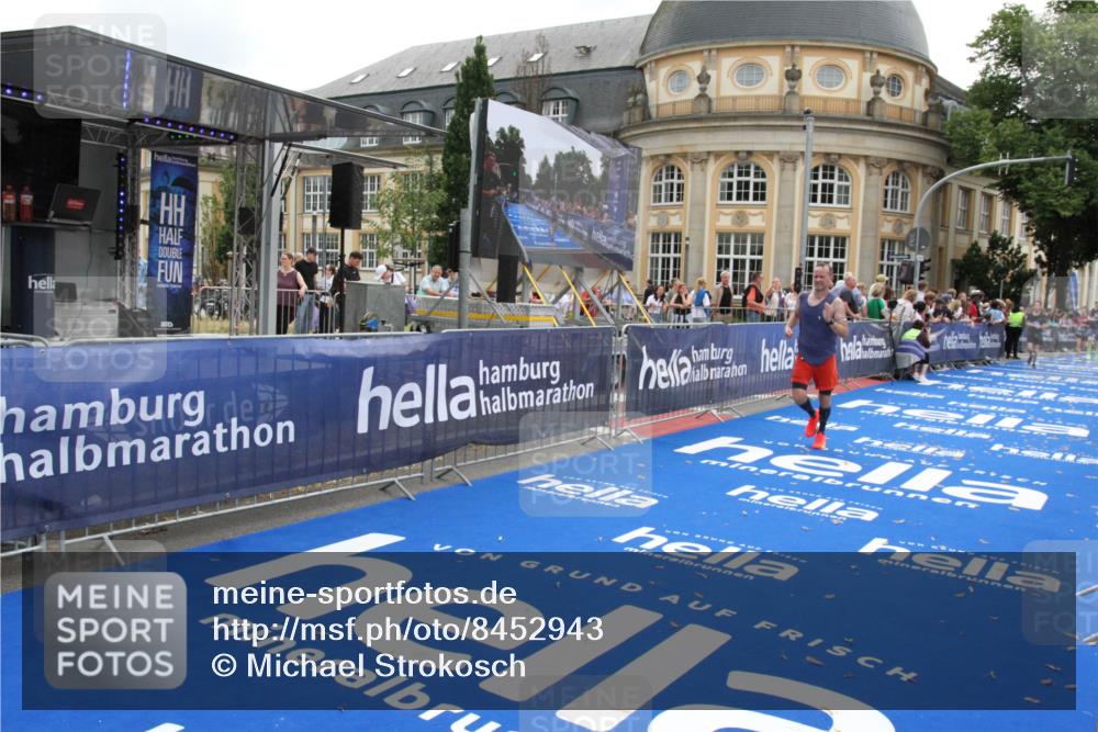 29.06.2025 - hella hamburg halbmarathon Michael Strokosch http://msf.ph/oto/8452943 29.06.2025 10:30:33 Ziel 2460, 7231, 12049, 15253, 16713 meine-sportfotos.de