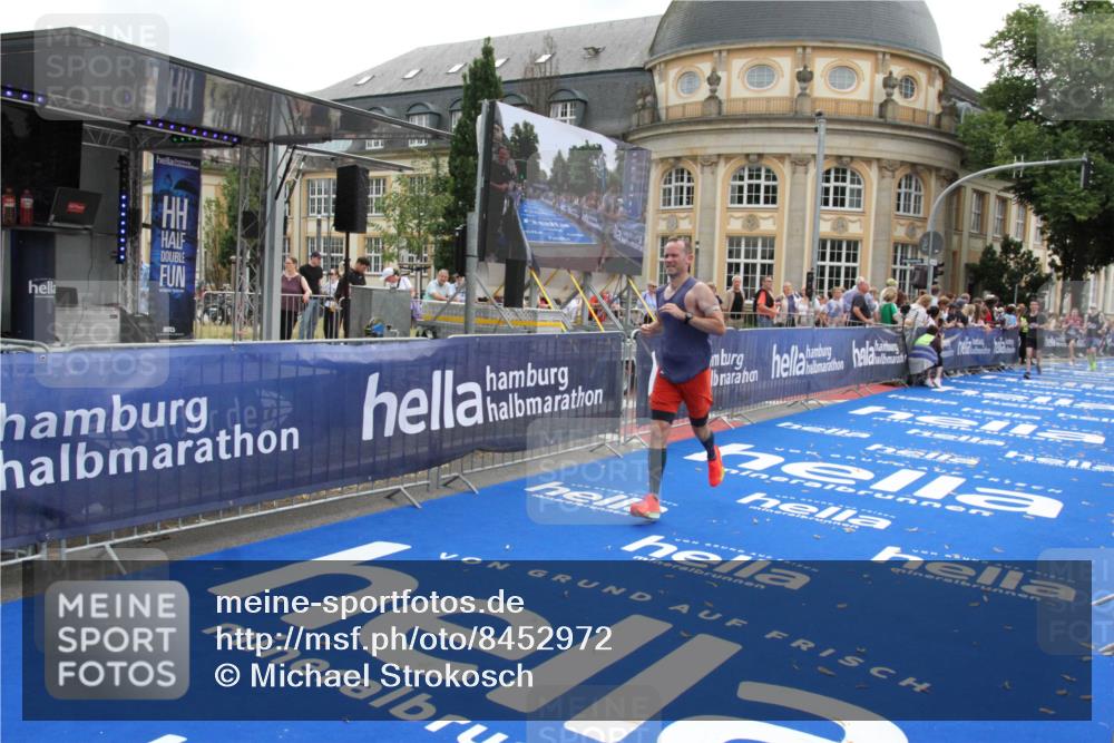 29.06.2025 - hella hamburg halbmarathon Michael Strokosch http://msf.ph/oto/8452972 29.06.2025 10:30:33 Ziel 2460, 7231, 12049, 15253, 16713 meine-sportfotos.de