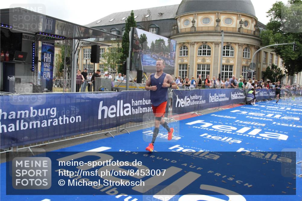 29.06.2025 - hella hamburg halbmarathon Michael Strokosch http://msf.ph/oto/8453007 29.06.2025 10:30:34 Ziel 2460, 3845, 7231, 8318, 11413, 12049, 15253, 16713 meine-sportfotos.de